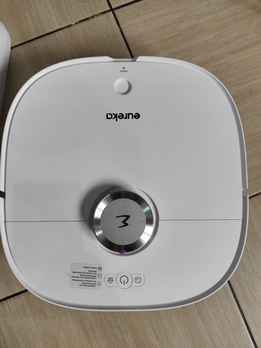 Eureka J12 Ultra robot odkurzający z automatyczną stacją opróżniania,