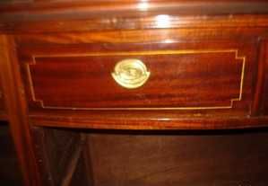 Móvel e mesa de sala de jantar