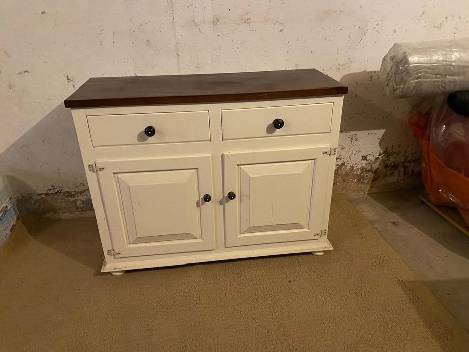 Aparador lacado em madeira maciça, com 2 portas e 2 gavetas.