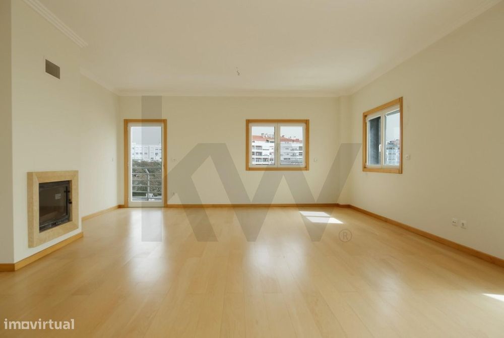 Apartamento T3 com varanda e garagem no L Towers, em Paço de Arcos