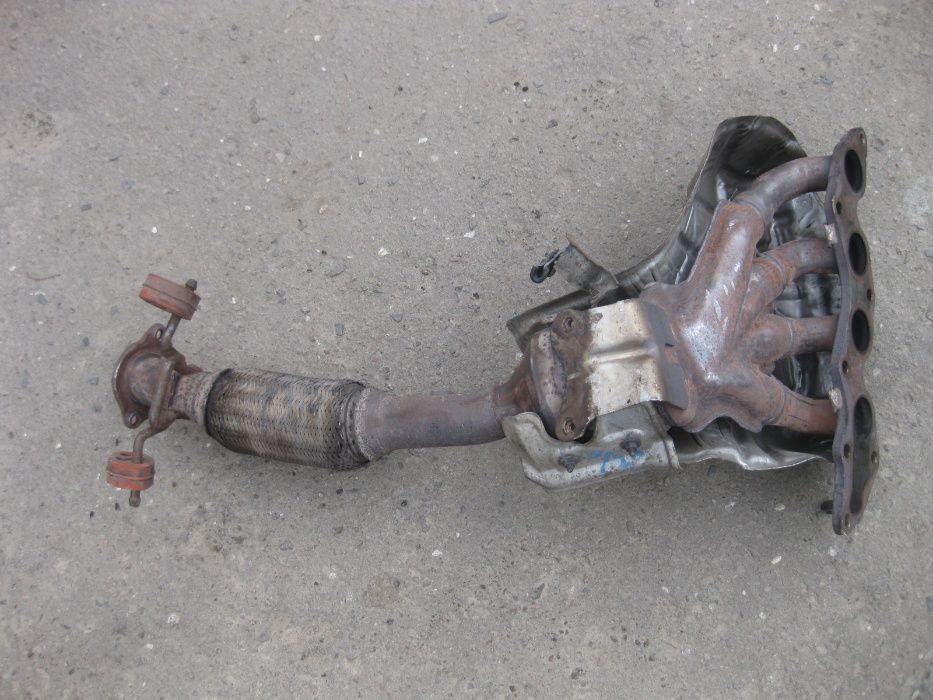 Коллектор выпускной катализатор колектор випускний Мазда Mazda 3