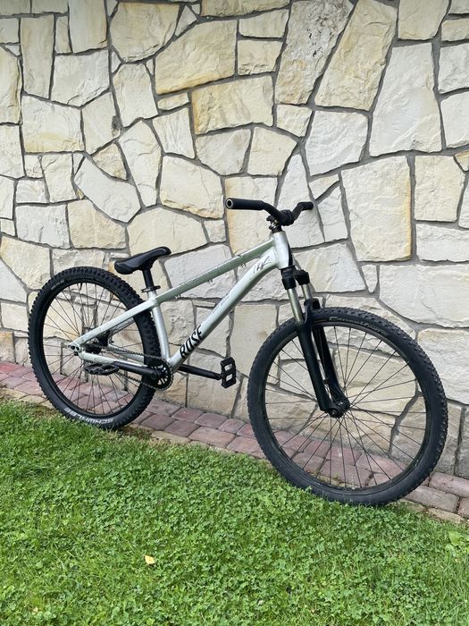 DIRT Rose The Bruce M Lukas Knopf (26player decade zircus movement whip colt)