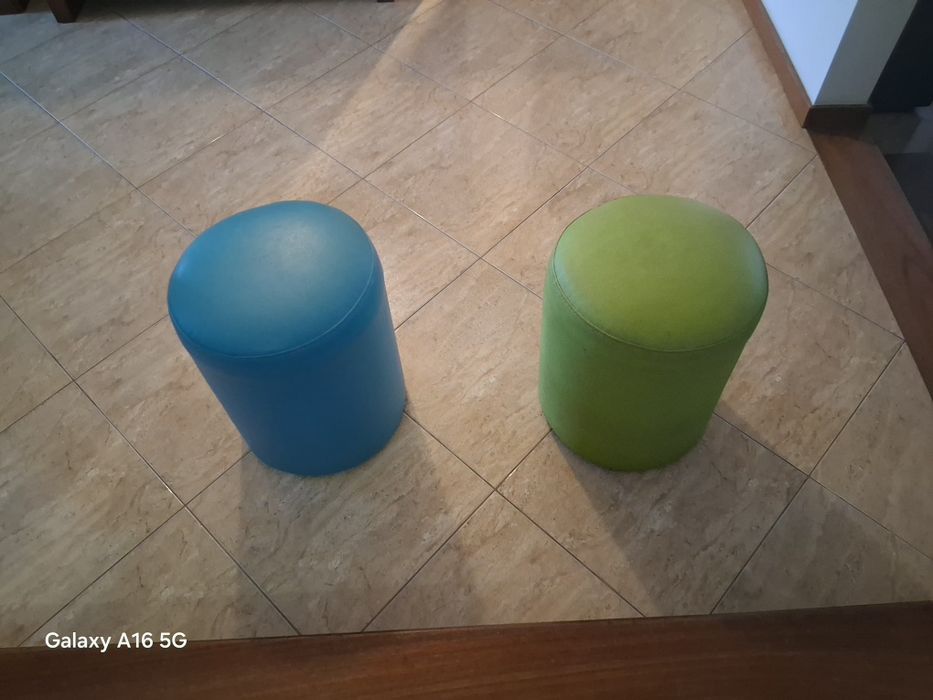 Pufes 1 verde outro azul