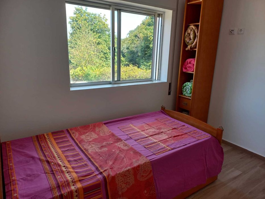 Mobília de Quarto Juvenil em Madeira – Cama Nido + Estantes e Arrumação