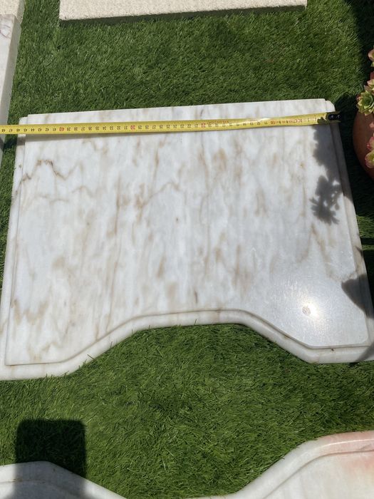 2 Pedras trabalhadas de mármore branco