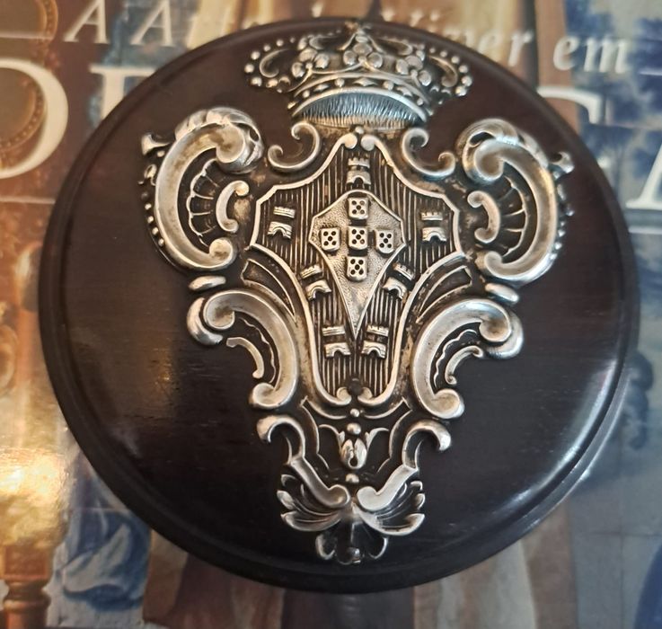 Nobre caixa em pau santo e prata