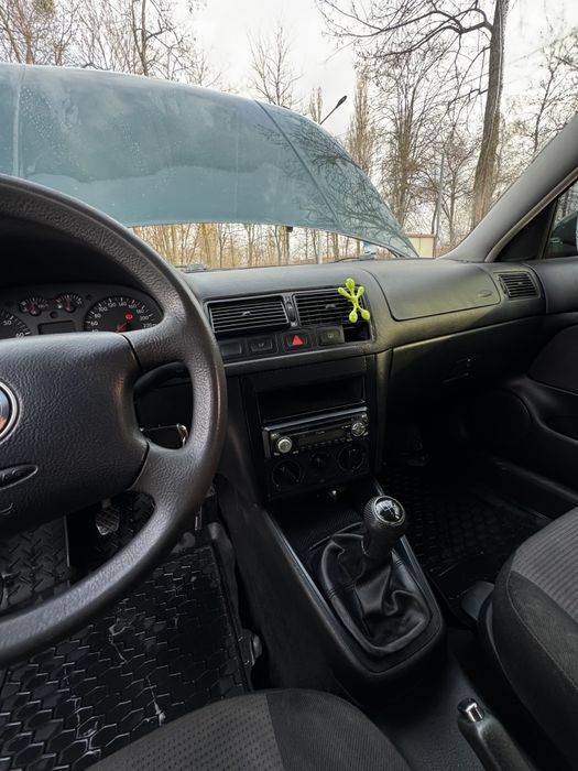 Продам Volkswagen Golf 1.6 2000р