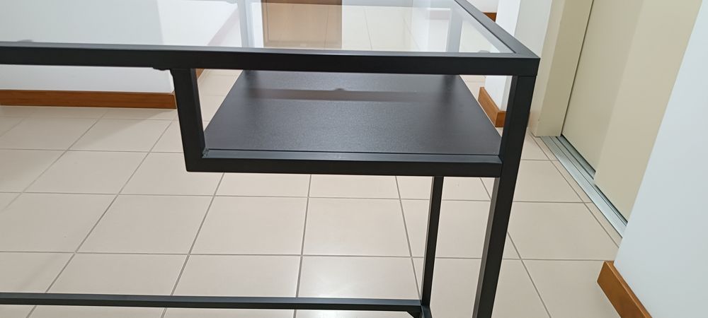 Secretaria de metal com base em vidro
