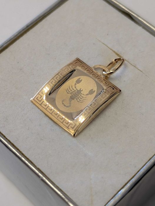 Złota zawieszka - Skorpion 333 8K 0,89 g dł. 23 mm