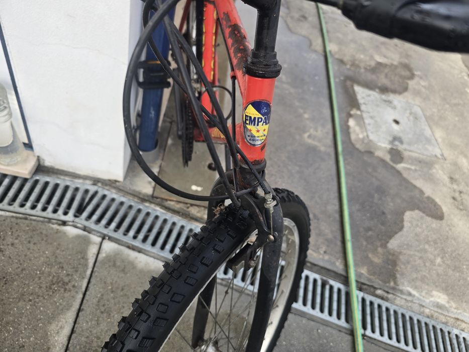 Bicicleta usada vermelha
