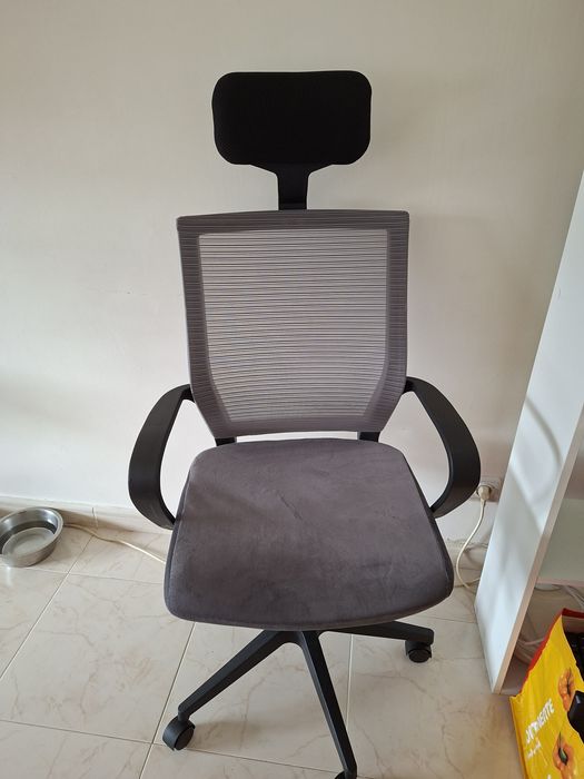 Secretária e estante com cadeira