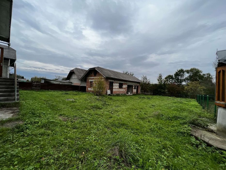 Продається добротній будинок з великою земельною ділянкою