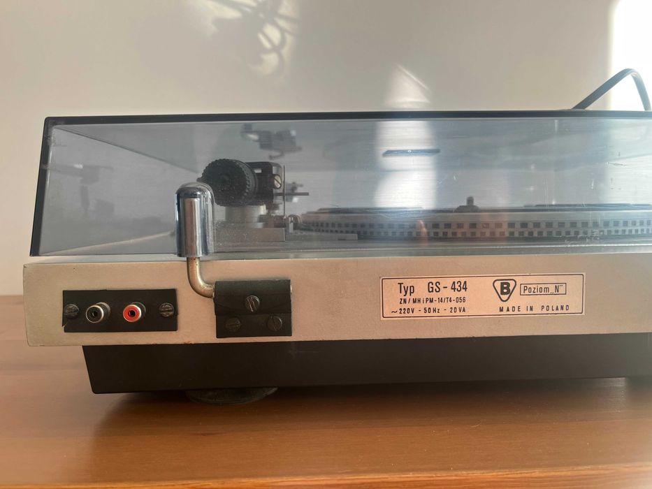 Gramofon Unitra Bernard GS - 434; przedwzmacniacz Analogis Phono; zestaw kabli