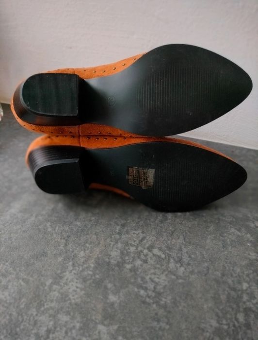 Ciemnobeżowe botki rozm. 38