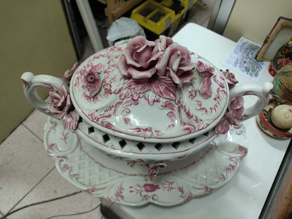 Terrina com tampa e travessa muito antiga em rosa