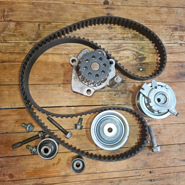 Комплект ГРМ с помпой VW T5 2010г