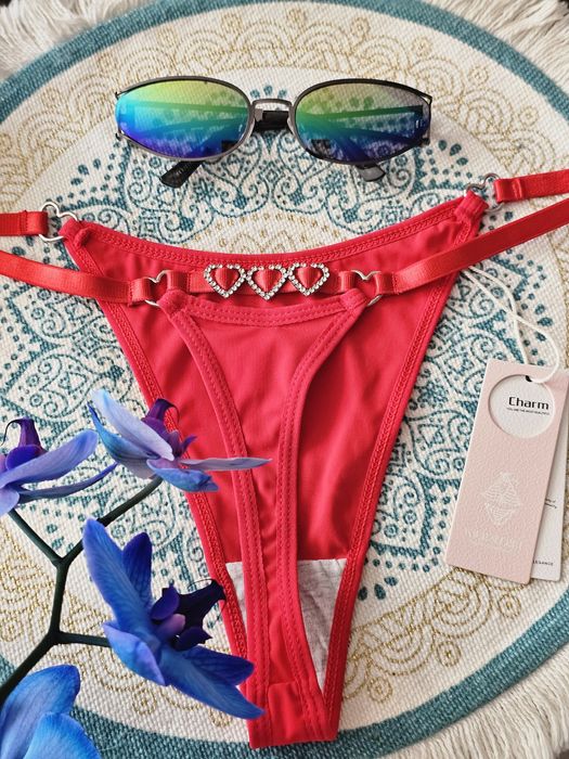 Seksowne stringi damskie z serduszkami.