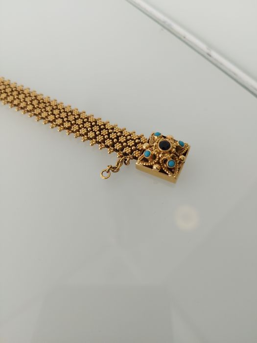 Pulseira em ouro de 19,2kt
A pulseira tem 19 centímetros de comprimento e 1 centímetro de largura 
48,9gr de peso
