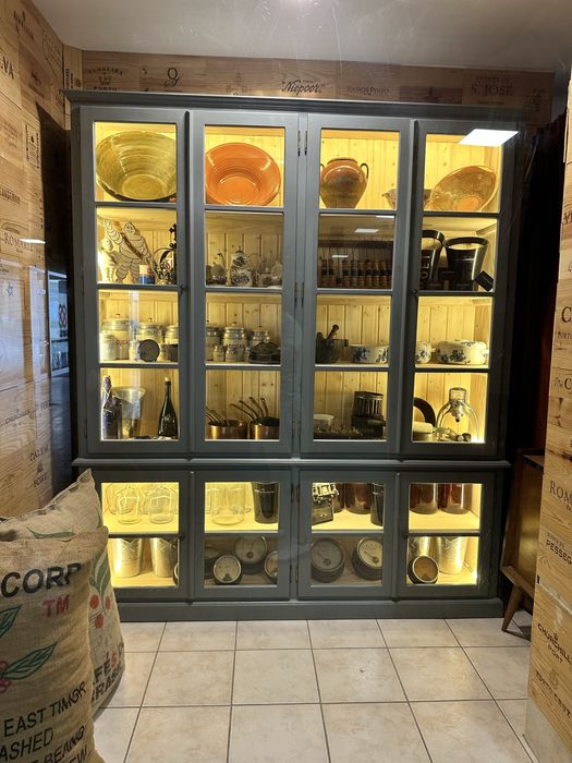 Armarios louceiros vintage! Iluminados e de varias cores…