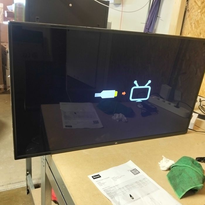 televisão da marca OK, modelo ODL 40660FP-DAB, de 40 polegadas