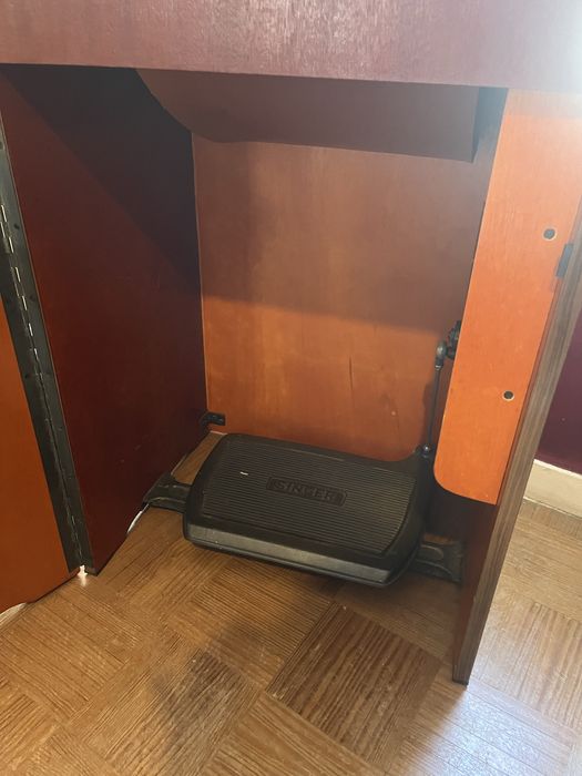 Móvel máquina de costura Singer com pedal