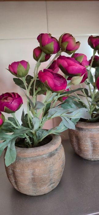 Vasos com flores artificiais