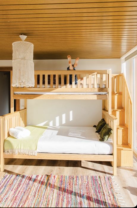 Beliche feito por Only Wood com cama de casal e estante de arrumação
