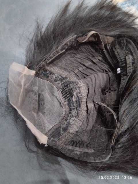 Peruka rozm. M . Włosy jak naturalne, półdługie ,proste. Kolor czarny