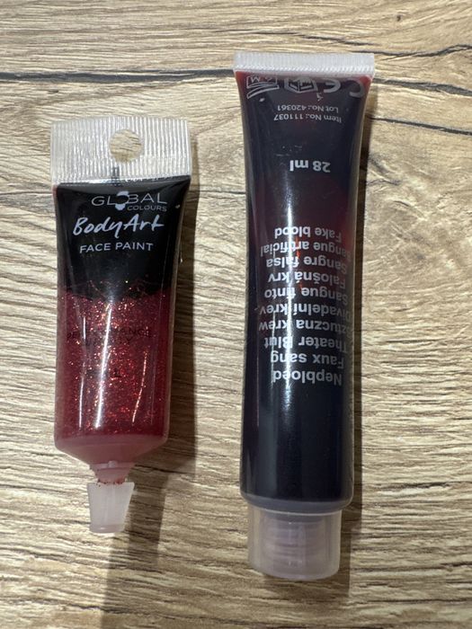 Sztuczna krew plus cekinowa farba do twarzy
