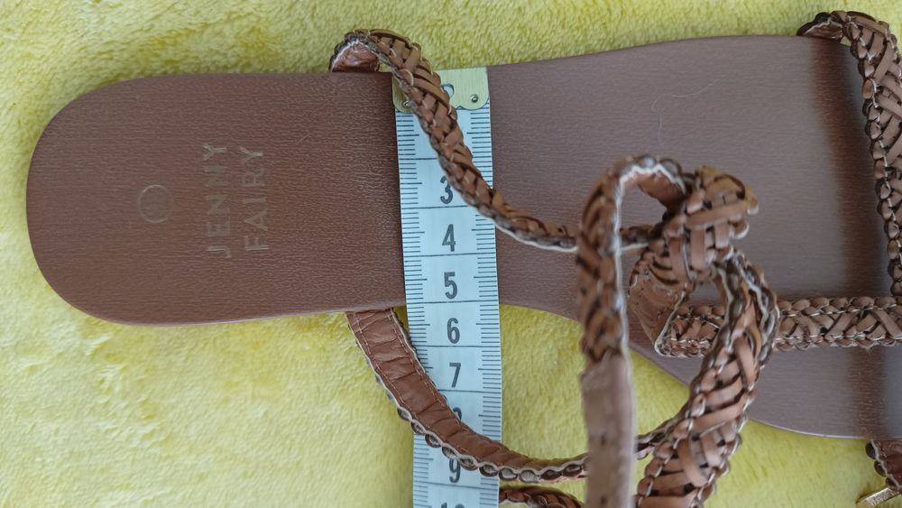 Delikatne letnie sandałki na płaskiej podeszwie