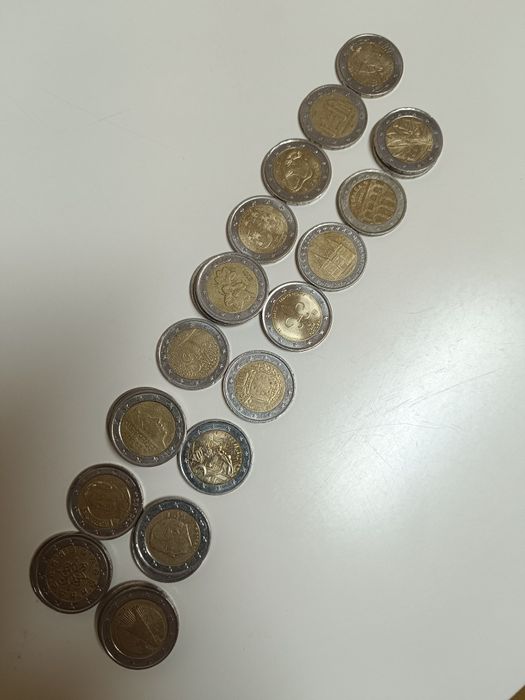 Várias moedas de 2 eur