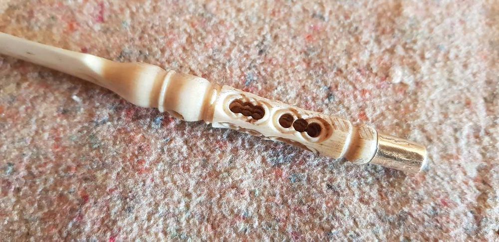 Aparo e corta papel esculpido em osso (imagens de Fátima)