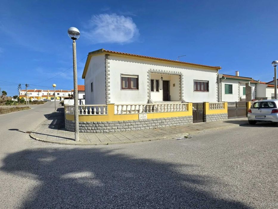 Moradia T3 mobilada para arrendamento em Peniche