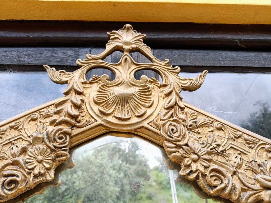 Espelho antigo com moldura dourada entalhada