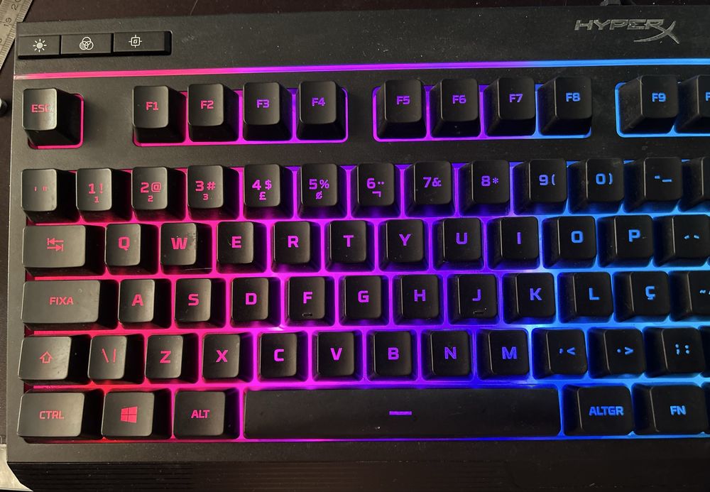 Teclado Hiper X Alloy Core RGB, com layout em espanhol