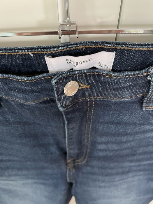 Ciemne jeansy RESERVED