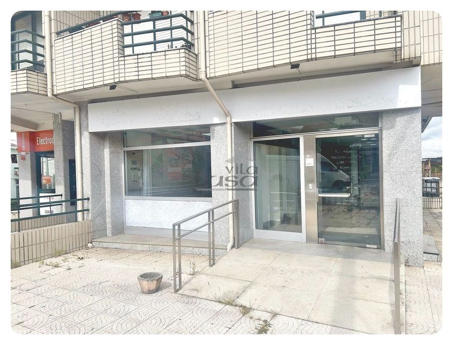 Loja duas frentes com terraço R. Dom António Castro Meireles Baguim...