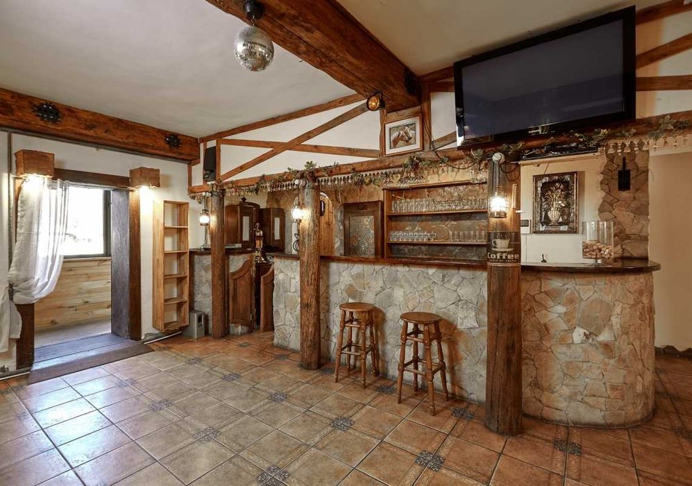 Дом 300 кв. Открытый бассейн с подогревом, сауна, джакузи, бильярд.