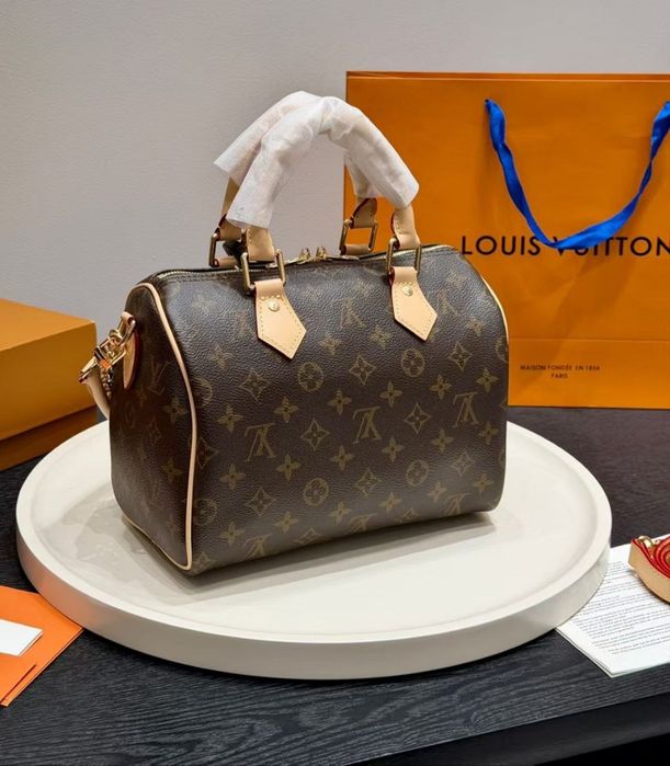 Шкіряна кожаная сумка Louis Vuitton Speedy в розмірі 25 *19*15 см з плечевим ремнем