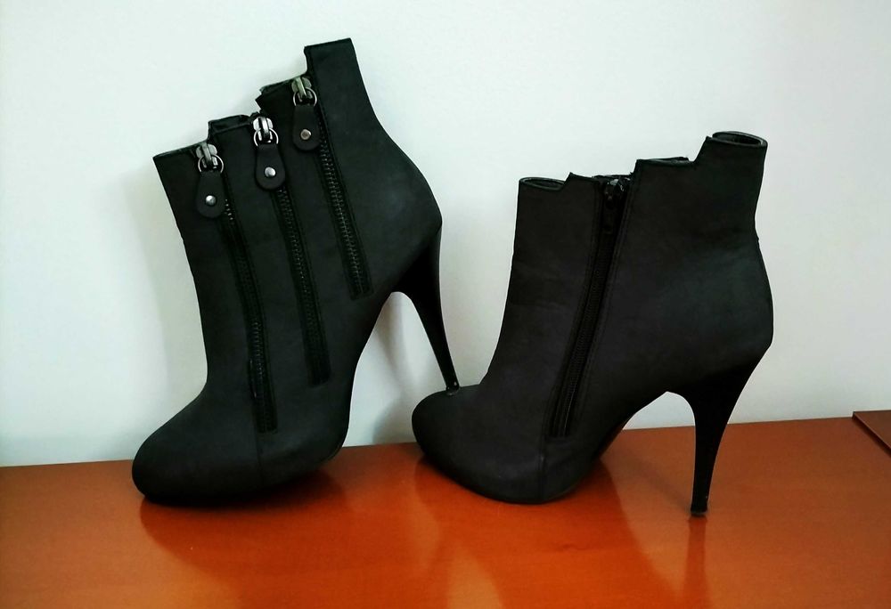 Botas pretas com fechos e salto agulha n° 38