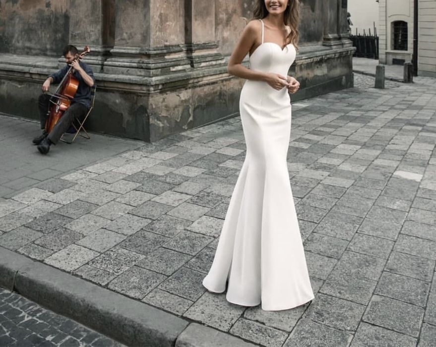 Весільна сукня з накидкою