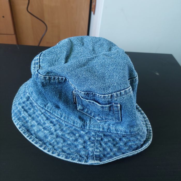 Kapelusz typu bakiet.