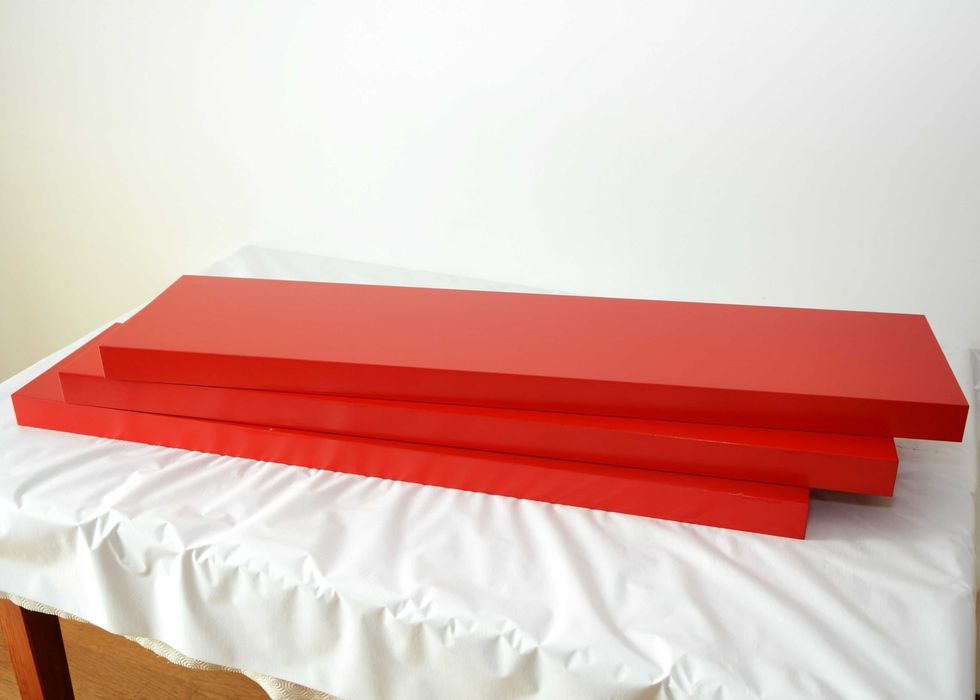 5 Prateleiras de parede (1 branca e 4 vermelhas)