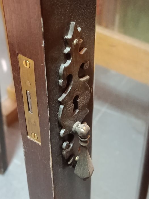 Portas de vitrine com laterais em madeira para transformar