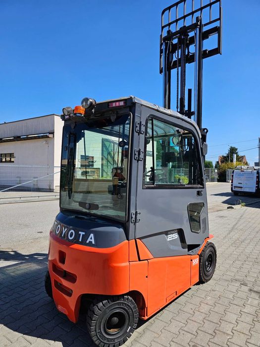 Wózek widłowy 2,5t Toyota 8FBMT25 2018 UDT niski przebieg kabina serwi