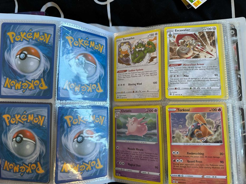 275 kart Pokemon – złote / srebrne / VMAX / klaser
