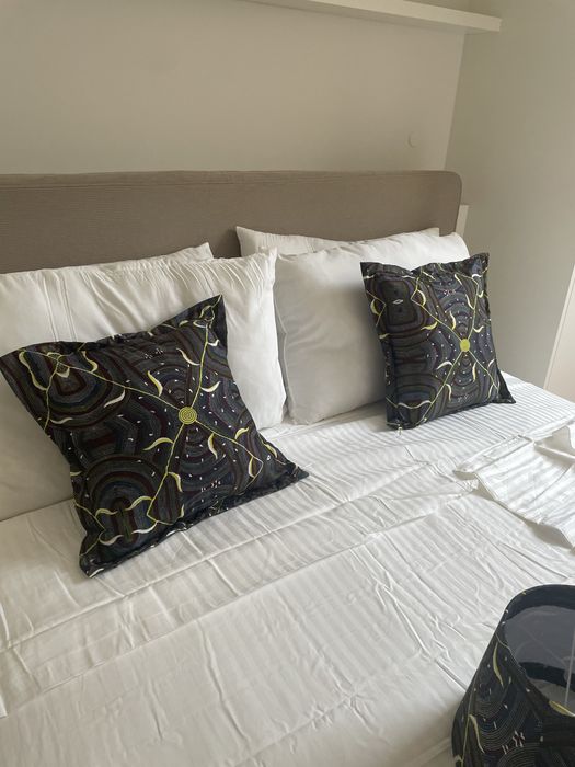 Comjunto almofadas, manta e abat jour