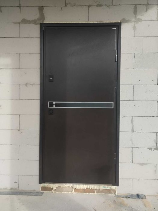 Двері металеві, пластикові; вікна, підвіконня, відливи