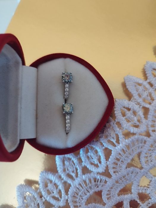 Срібні сережки в подарунковій коробці.