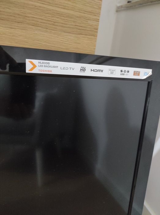 LCD TOSHIBA com comando e cabo HDMI